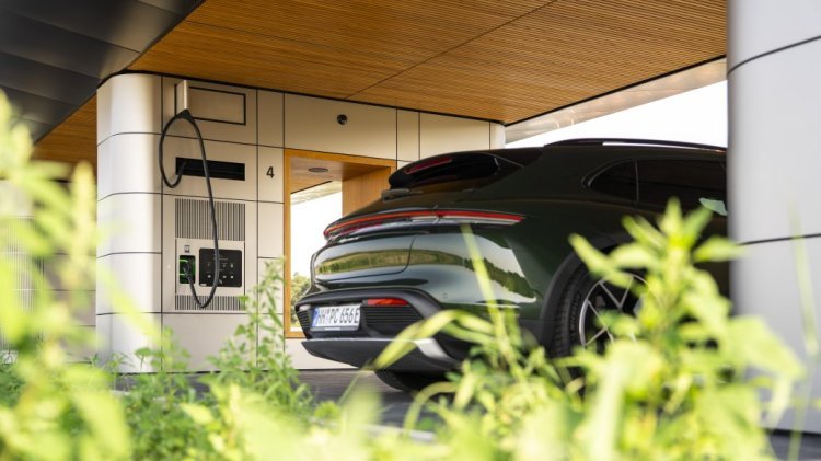 Porsche Expands Charging Network with New Lounge at Evendorf